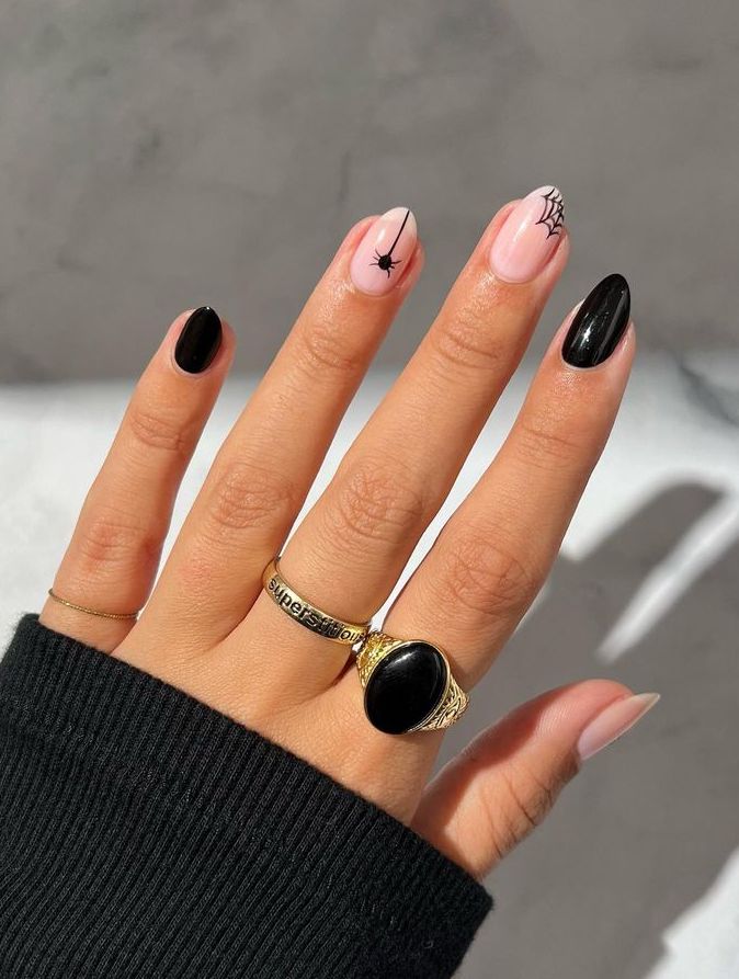 Short simple black spider nails for Halloween.