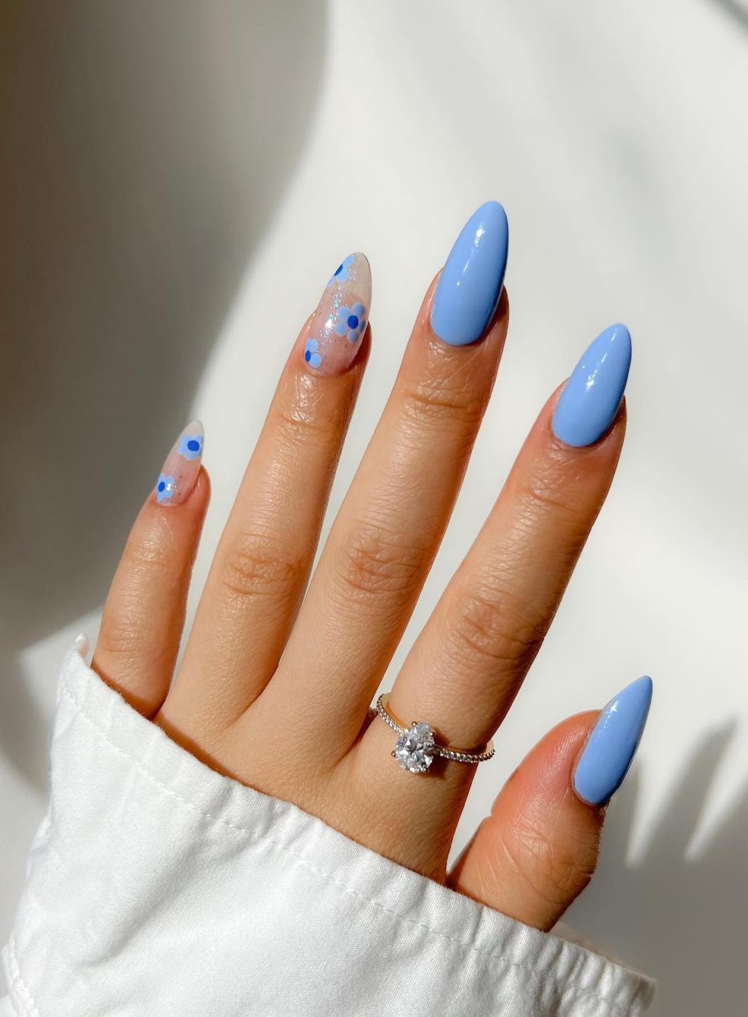 Light blue nails with daisies.