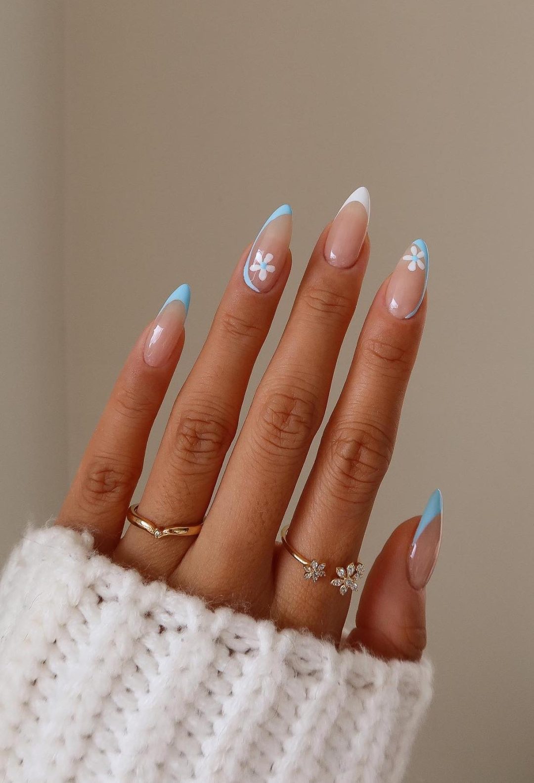 White and light blue French tip nails with daisies.