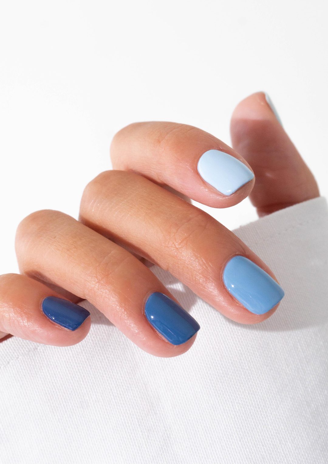 Short blue gradient nails.