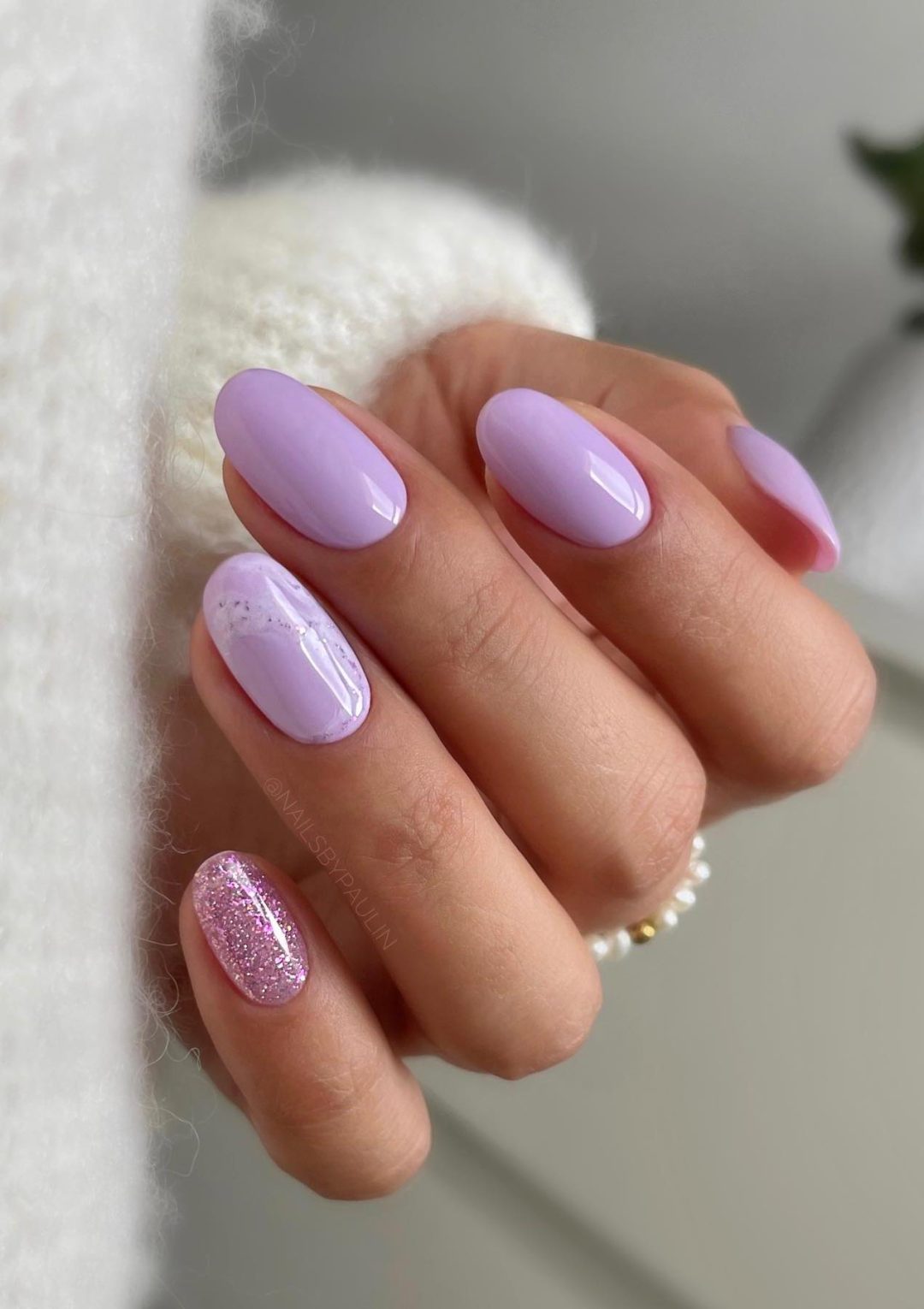 Unhas lavanda com glitter rosa.