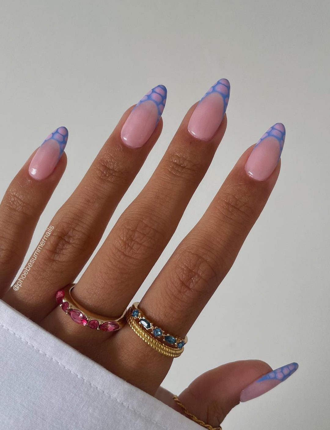 Unhas com estampa de crocodilo rosa e azul.