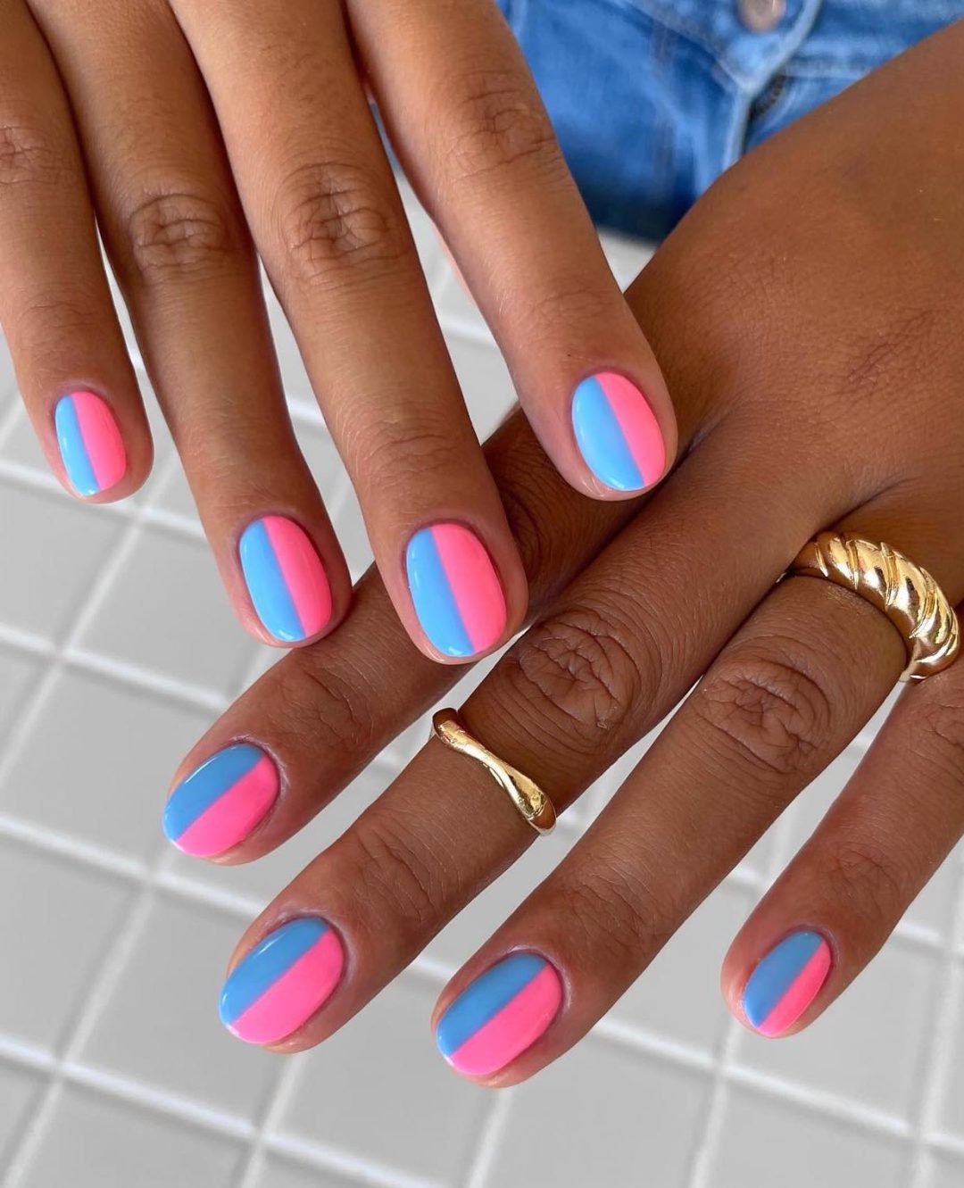 Short pink and blue nails with stripes.