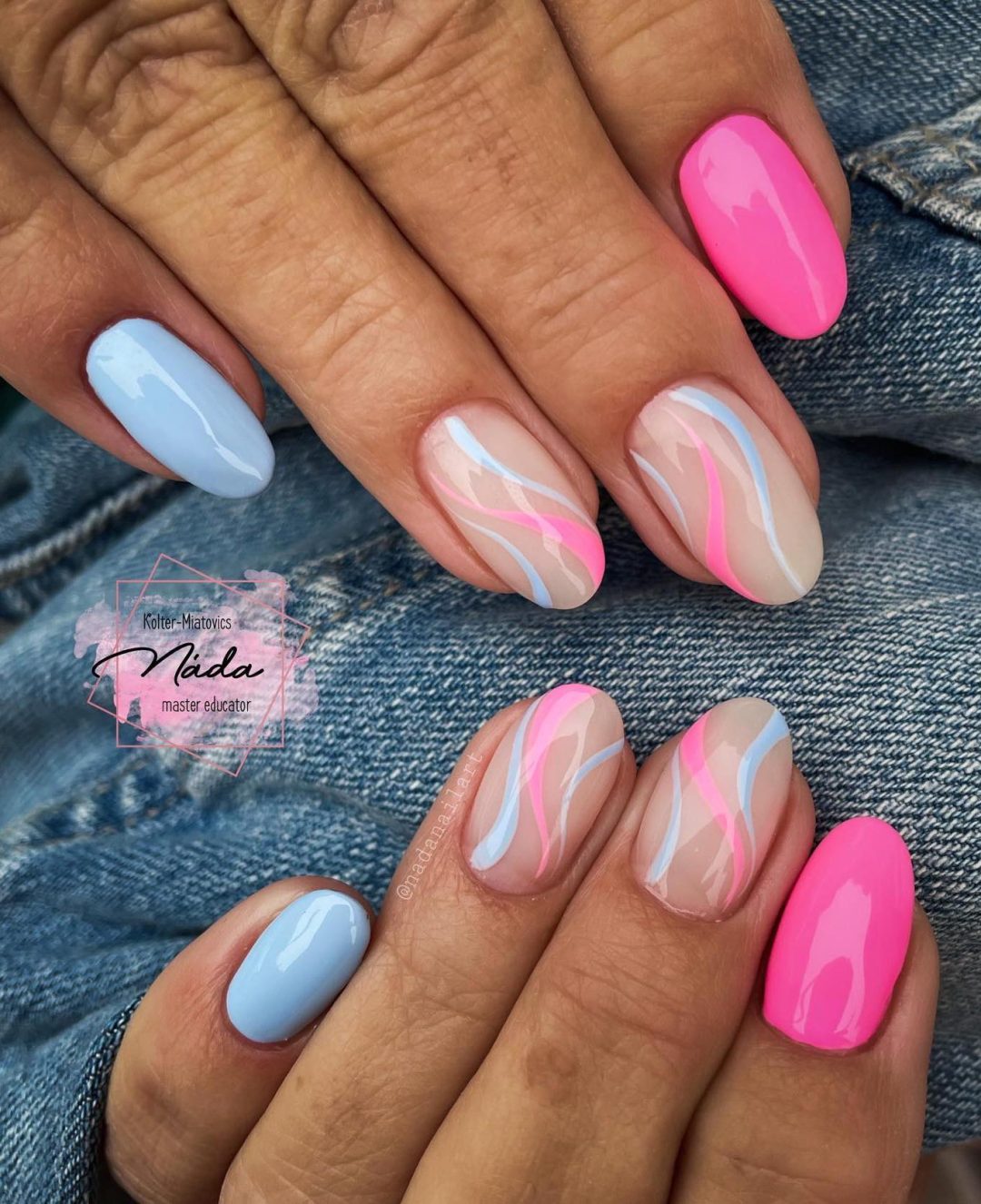 Unhas em espiral azul claro e rosa choque.