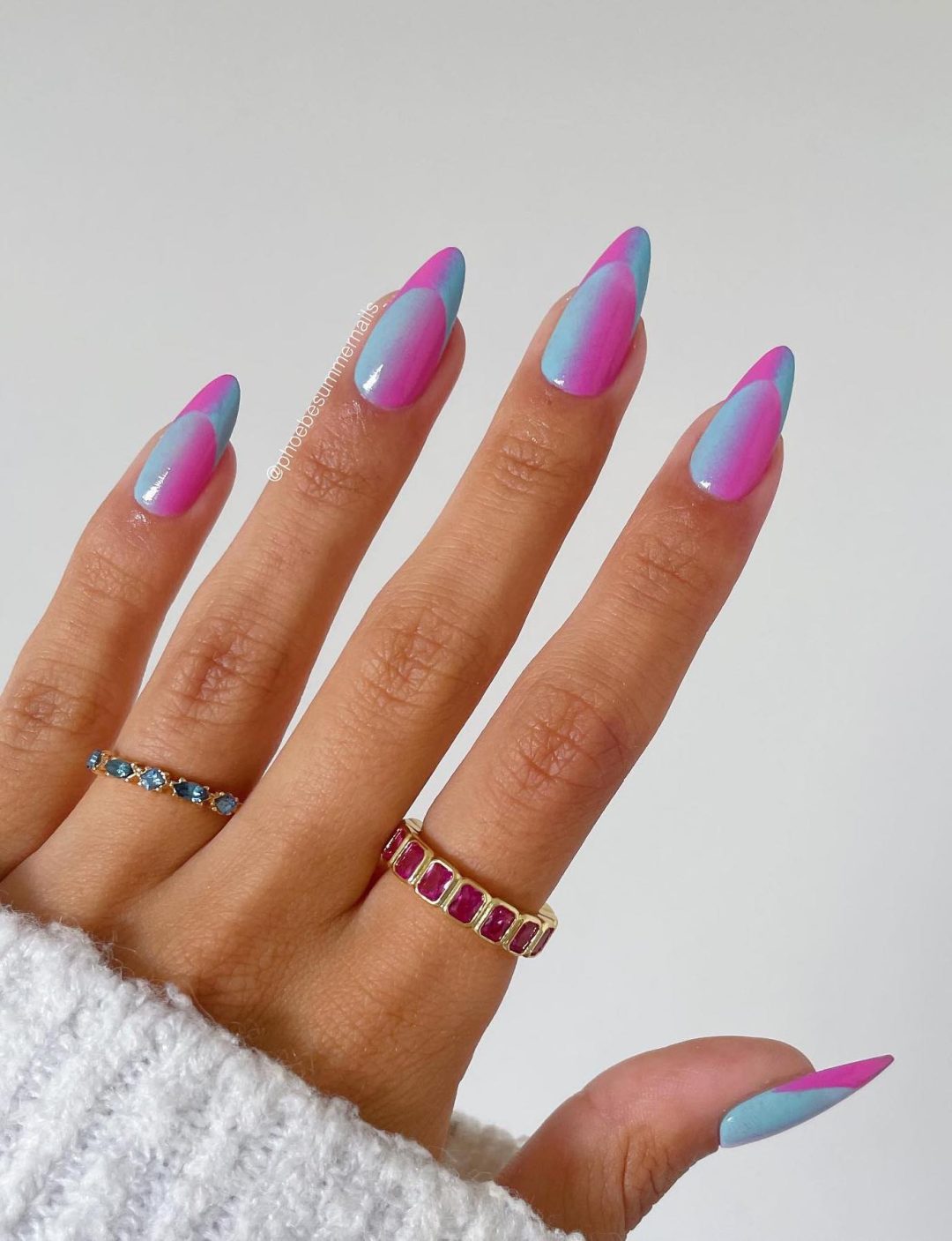 Unhas de amêndoa rosa e azul.