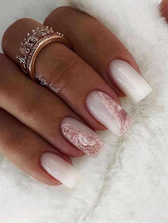 Unhas de mármore branco e rosa.