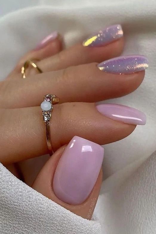 Short light purple nails with glitter.