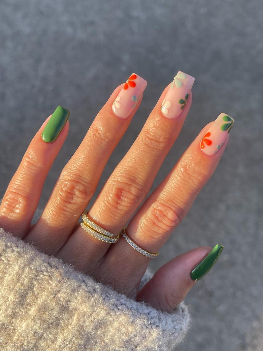 Green fall nails with flowers.