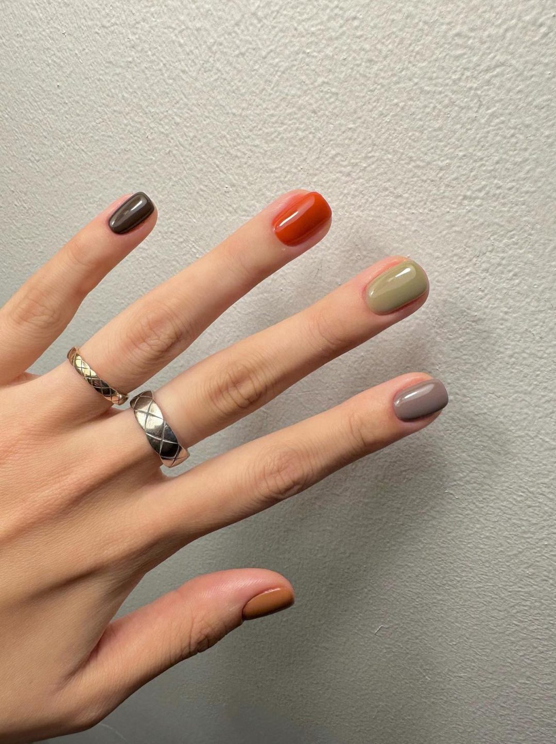 Short fall nails in neutral shades.