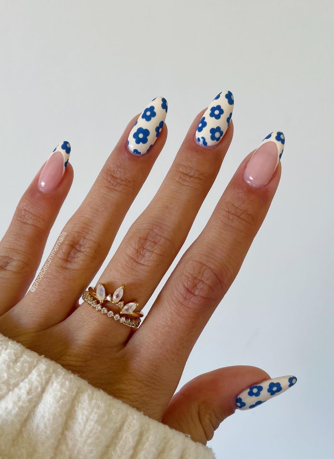 White and blue daisy nails.