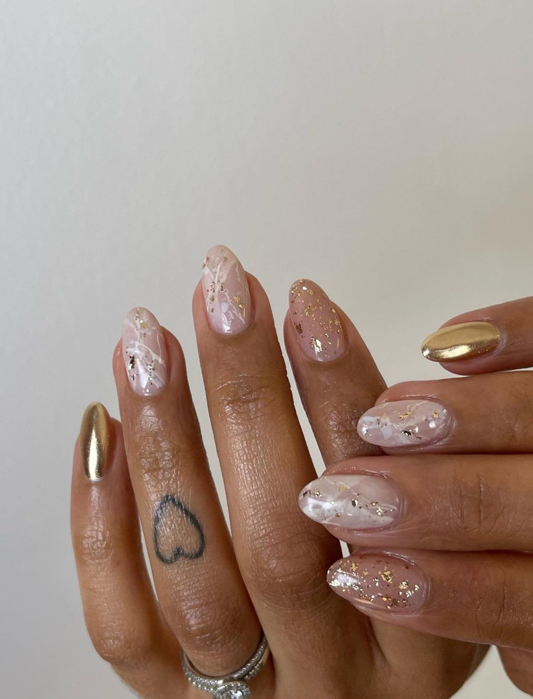 Unhas curtas de mármore branco com cromo dourado.