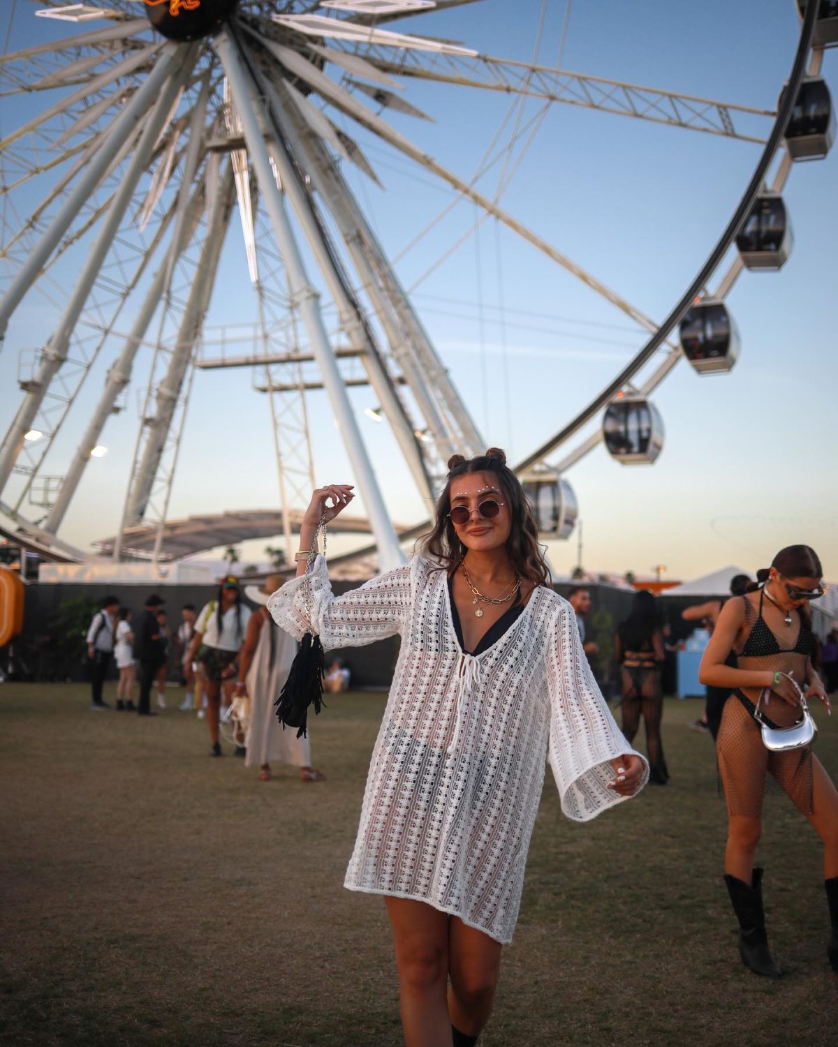 Casual Coachella outfit with oversized white tee.