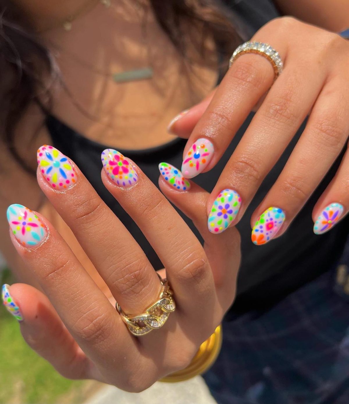 Short colorful mozaic nails.