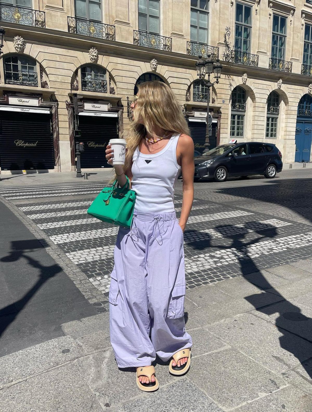 Cute spring outfit with lilac cargo pants and a cactus green Birkin 25 bag.