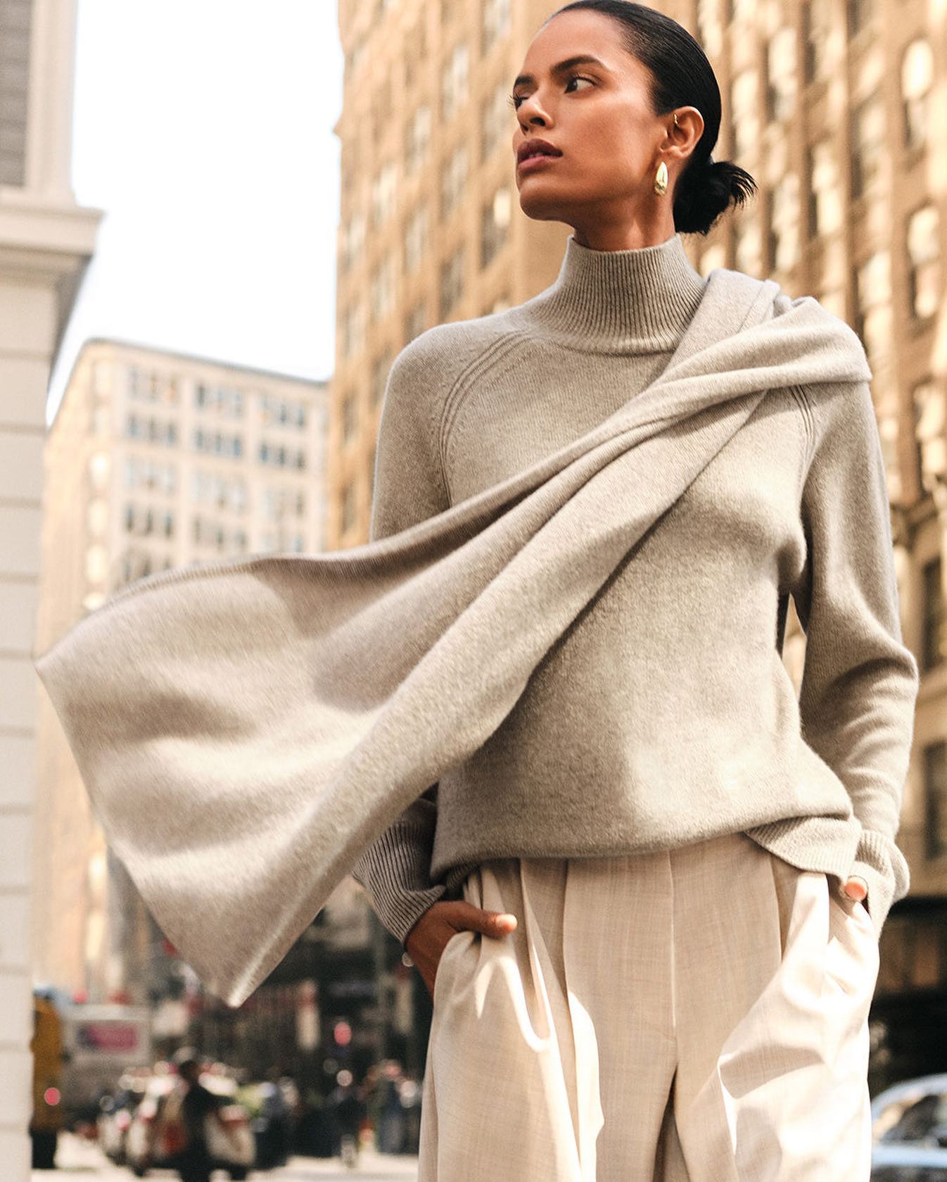 Smart outfit with a beige turtleneck sweater, a matching beige scarf and ivory linen wide leg pants