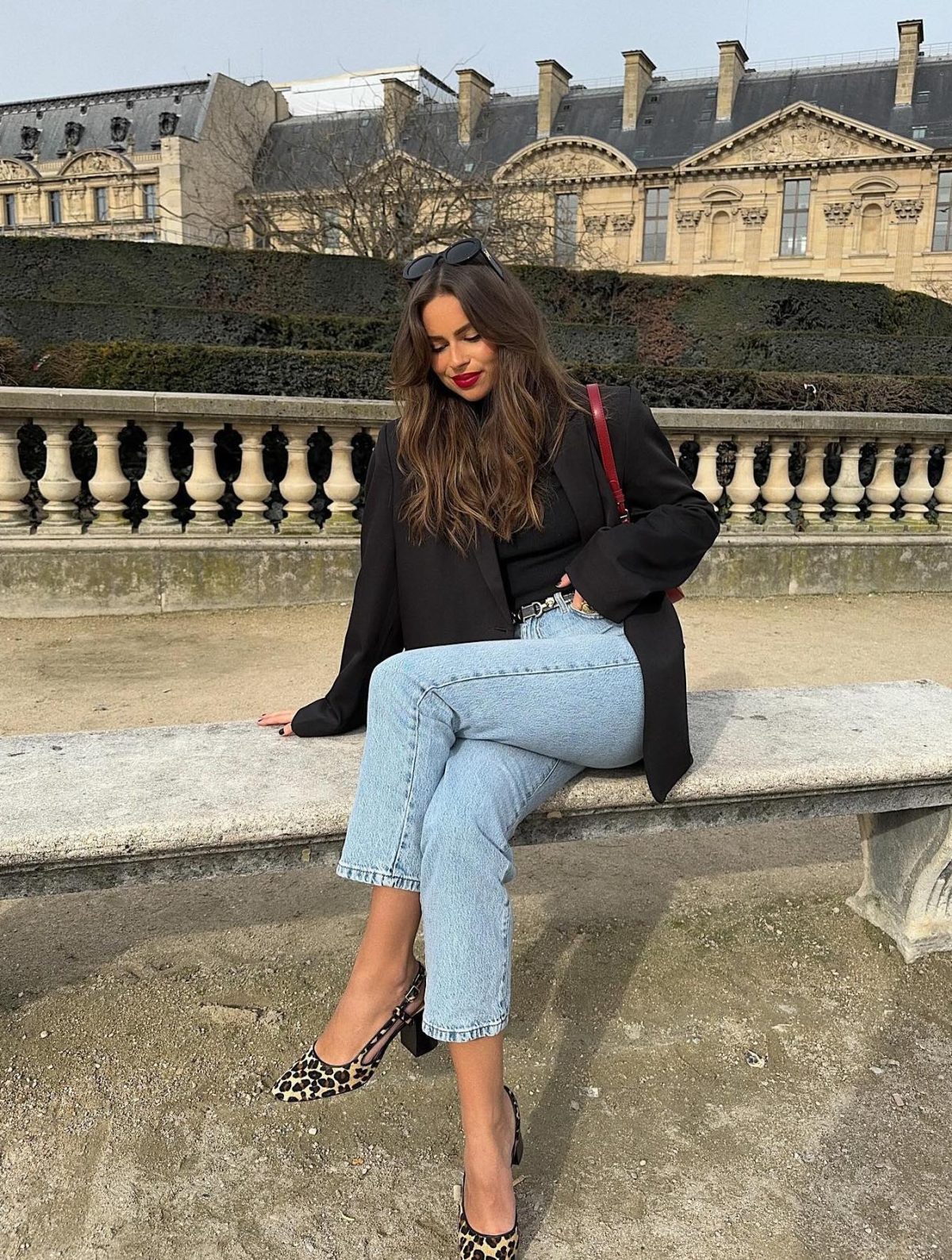 Business casual outfit with light-wash jeans a black blazer and leopard print slingback heels 