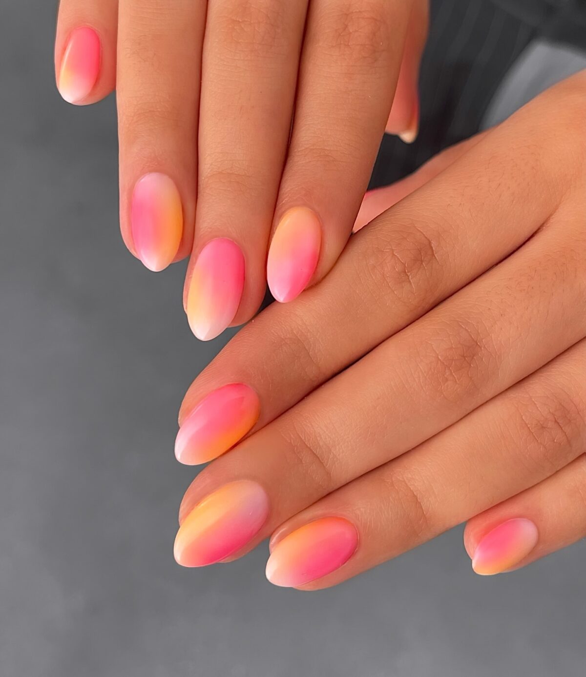 Uñas con aura rosa y naranja