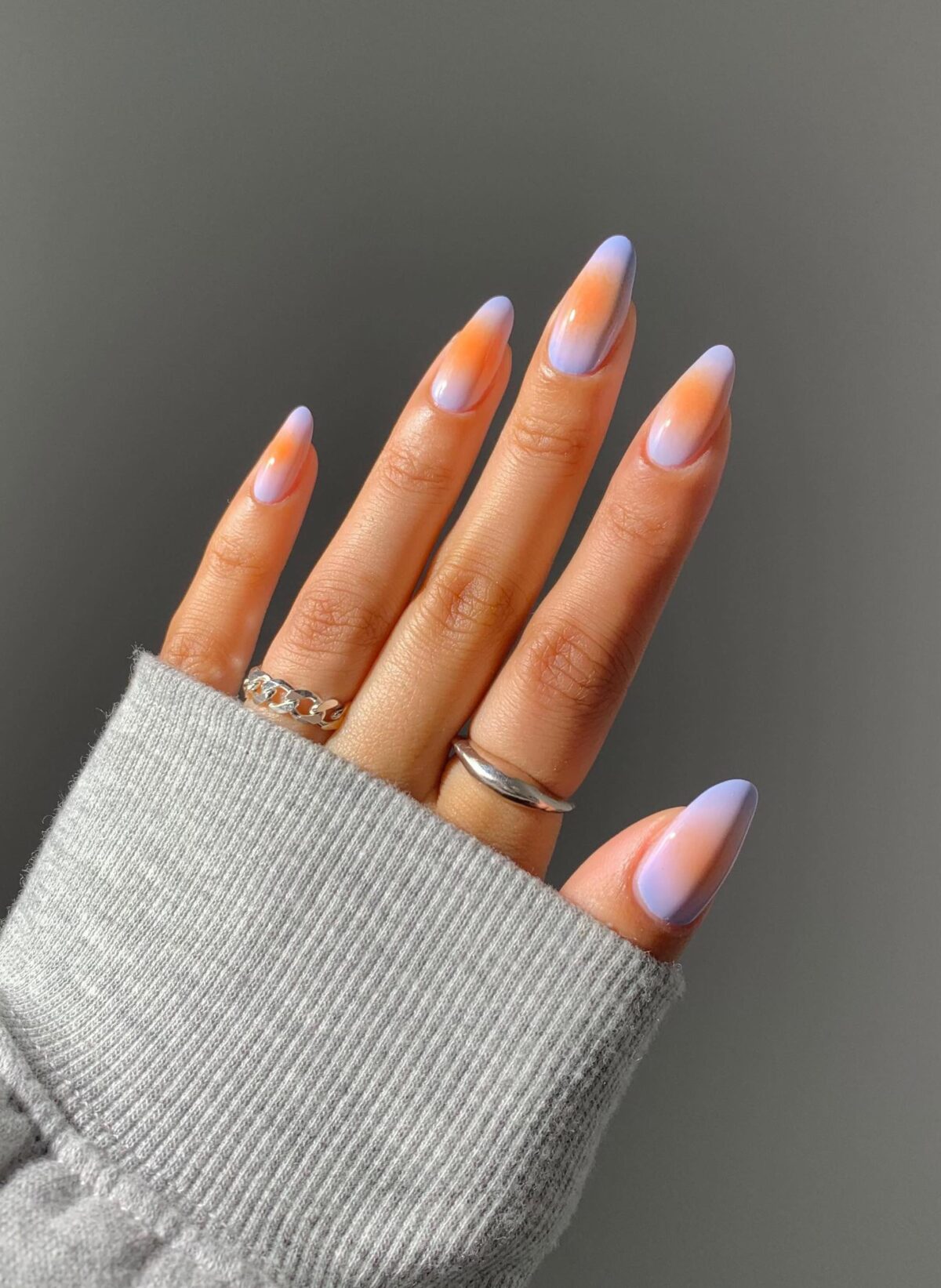 Lindas uñas con aura morada y naranja