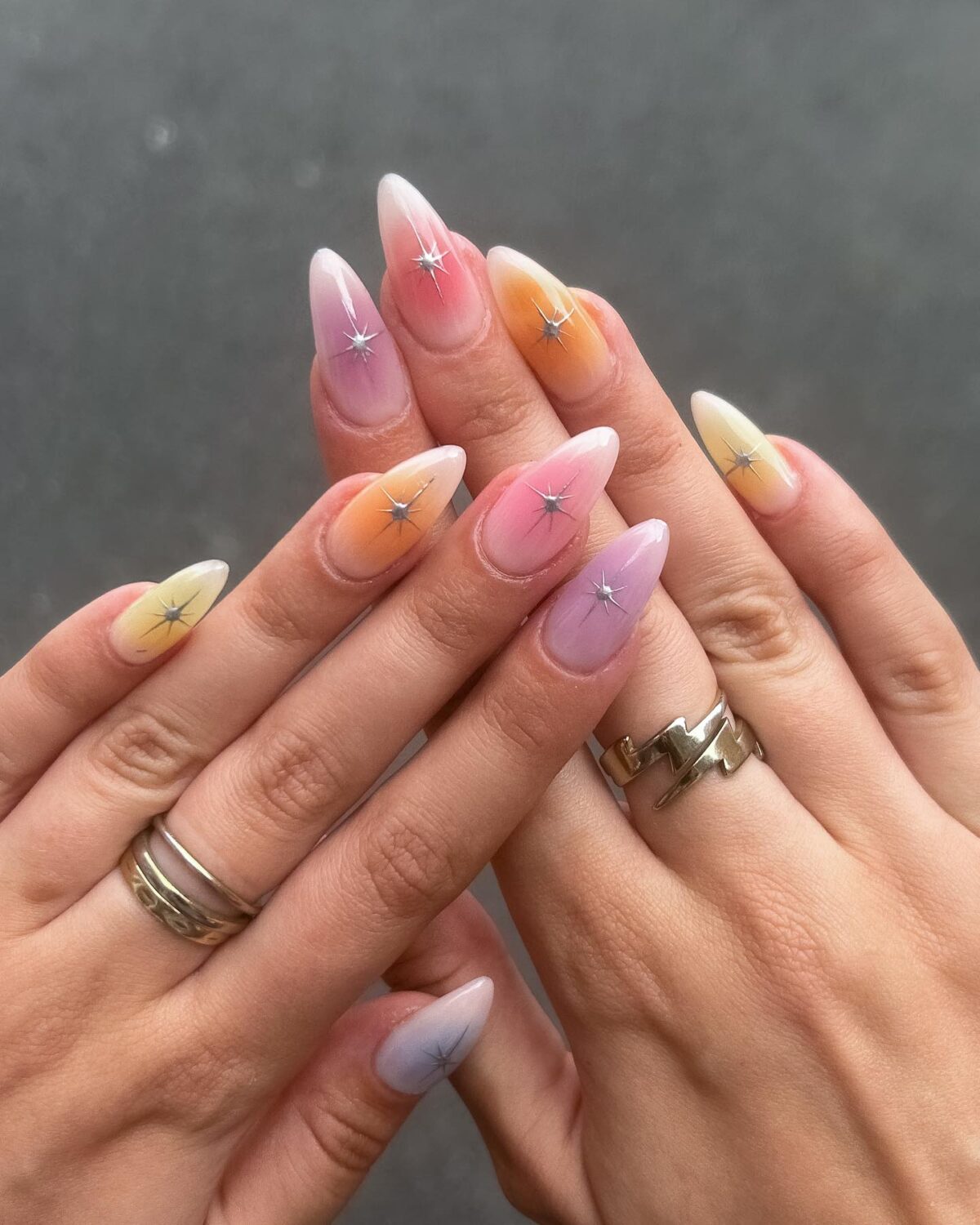 Uñas aura pastel con tonos rosas y morados