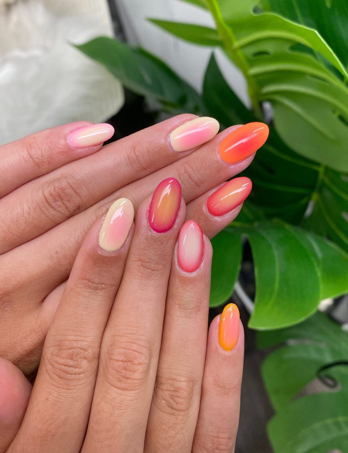 Uñas con aura naranja y roja