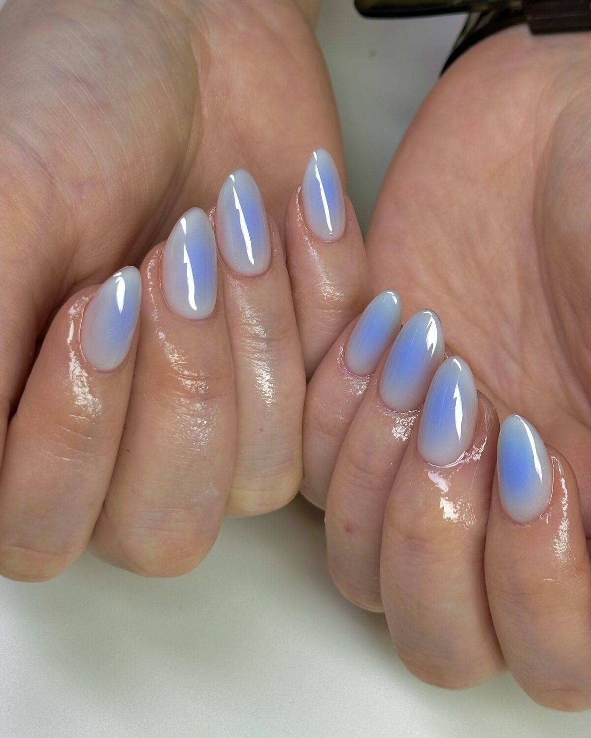 Uñas aura cromadas en azul claro