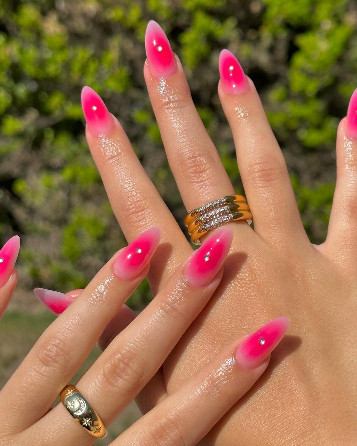 Uñas aura rosa intenso con cristales