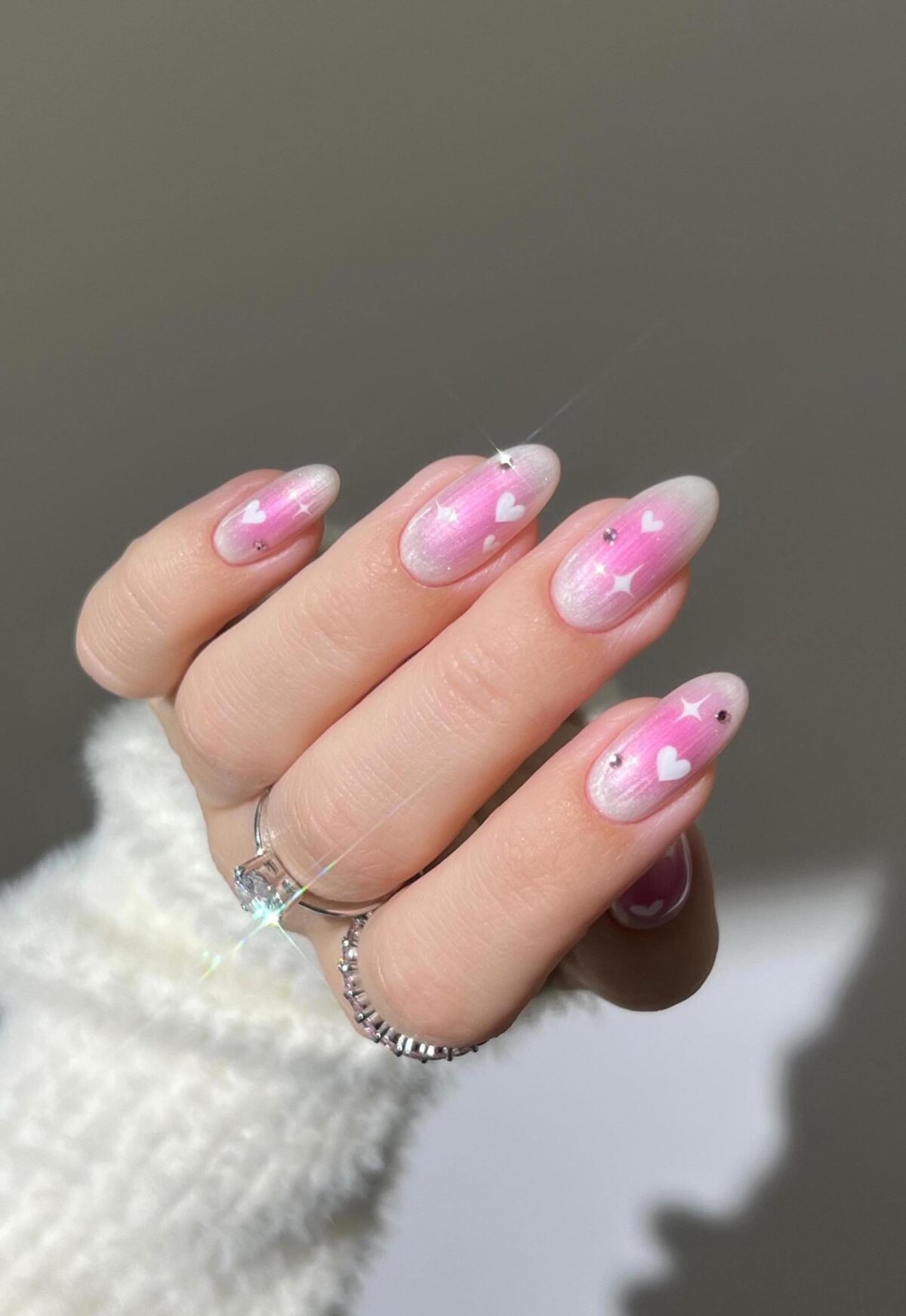 Lindas uñas aura blancas y rosas con corazones.