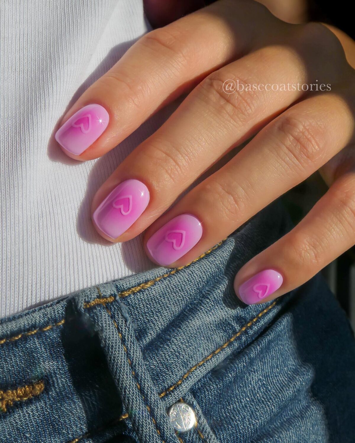 Uñas aura rosa con corazones