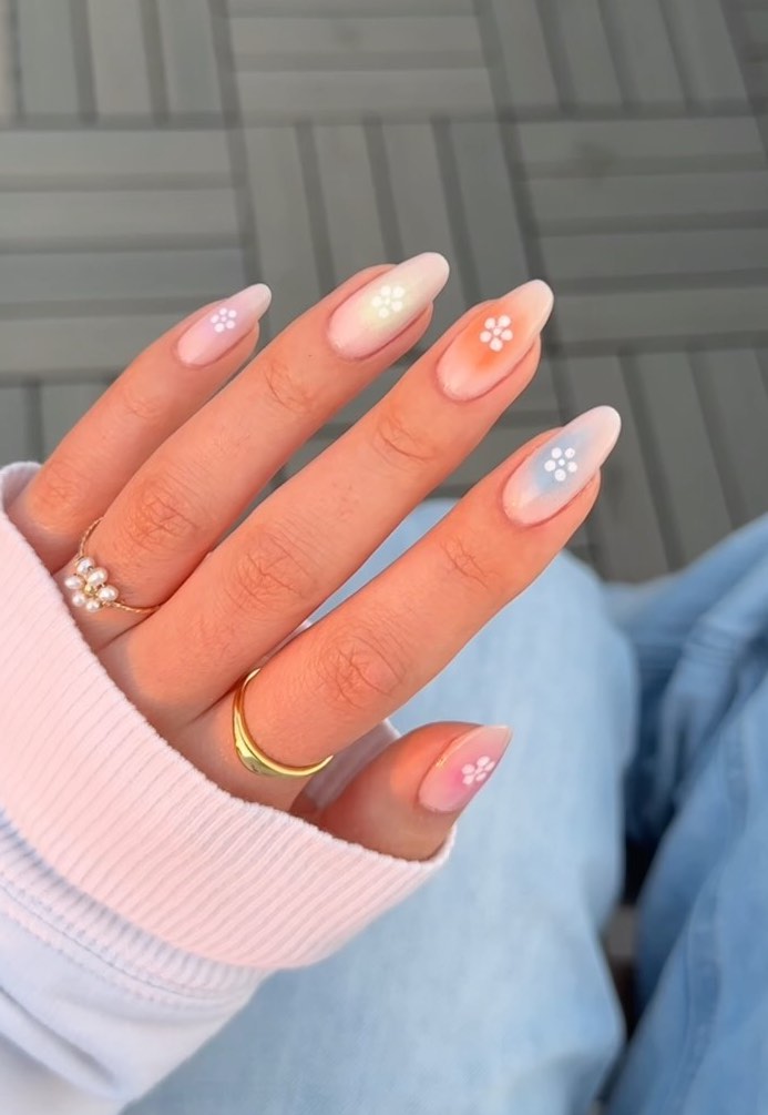 Lindas uñas aura pastel con flores.