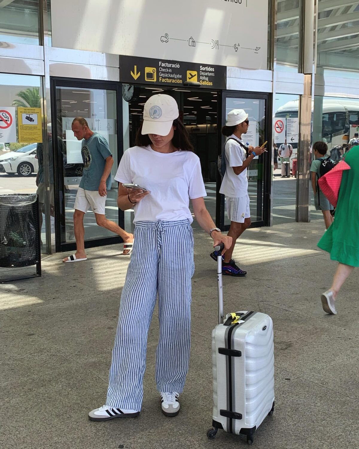 10 Chic Summer Airport Outfits For Laid-Back Travel